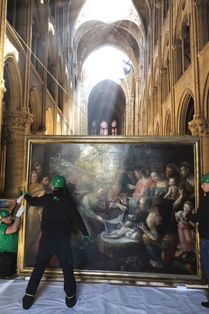 Prise en charge des tableaux de Notre-Dame de Paris après l'incendie.