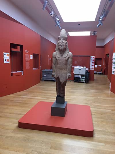 Soclage d'œuvres d'art volumineuses de l'exposition Pharaon par Bovis Fine Art