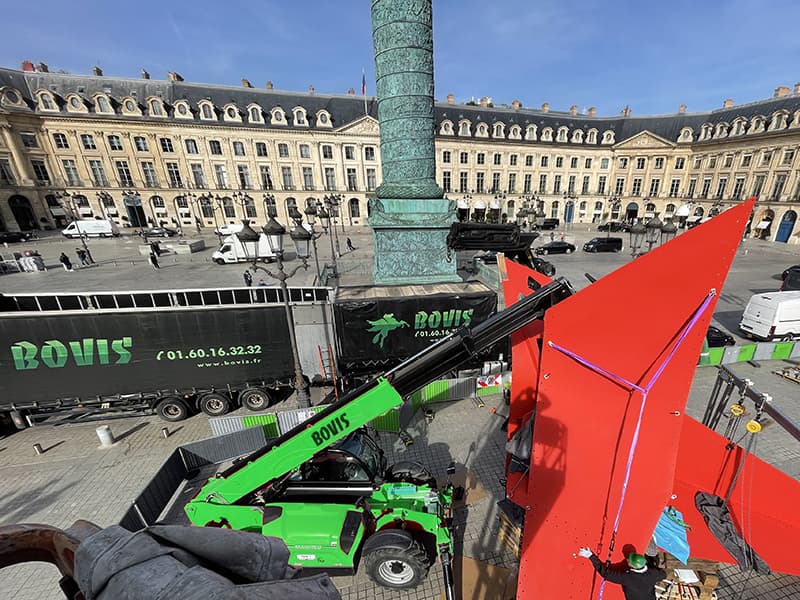 Installation d'une sculpture monumentale place Vendôme à Paris par les équipes Bovis Fine Art