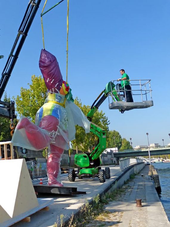 Installation d'une sculpture monumentale de Niki de St Phalle par Bovis Fine Art