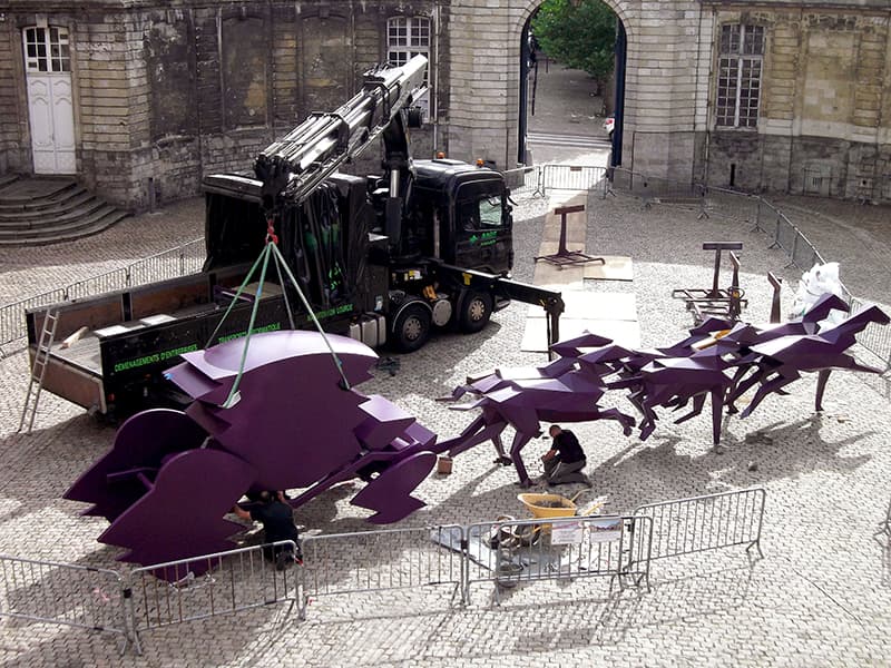 Transport de la sculpture monumentale "Le Carrosse" de Xavier Veilhan par Bovis Fine Art