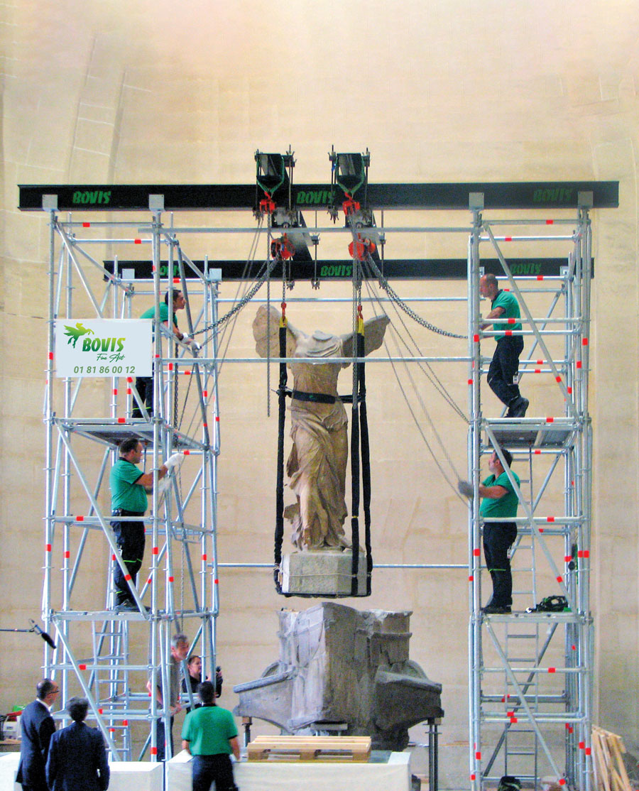 Installation Victoire de Samothrace au Louvre par Bovis Fine Art