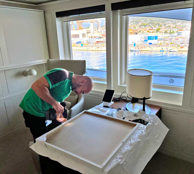 Installation de tableaux sur un yacht