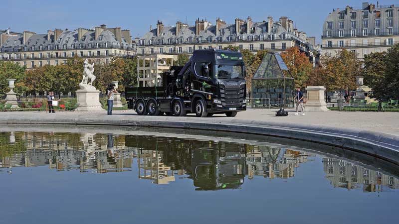 Transport d'une sculpture à Paris
