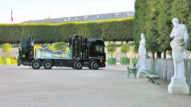 Transport de sculpture monumentale dans les Jardins des Tuileries à Paris