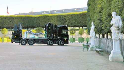 Transport de sculpture monumentale dans les Jardins des Tuileries à Paris