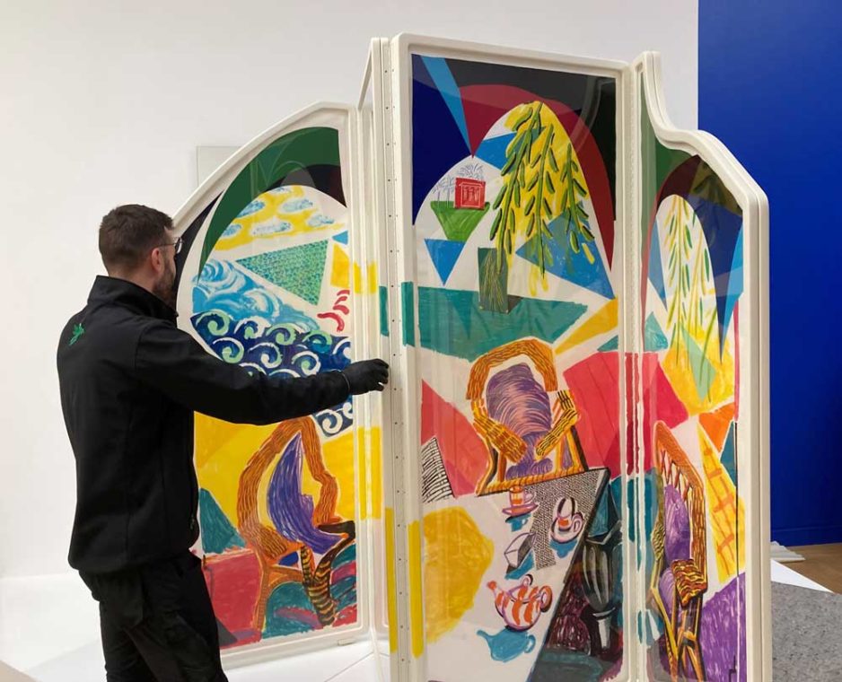 Installation d'une oeuvre de David Hockney à Aix en Provence
