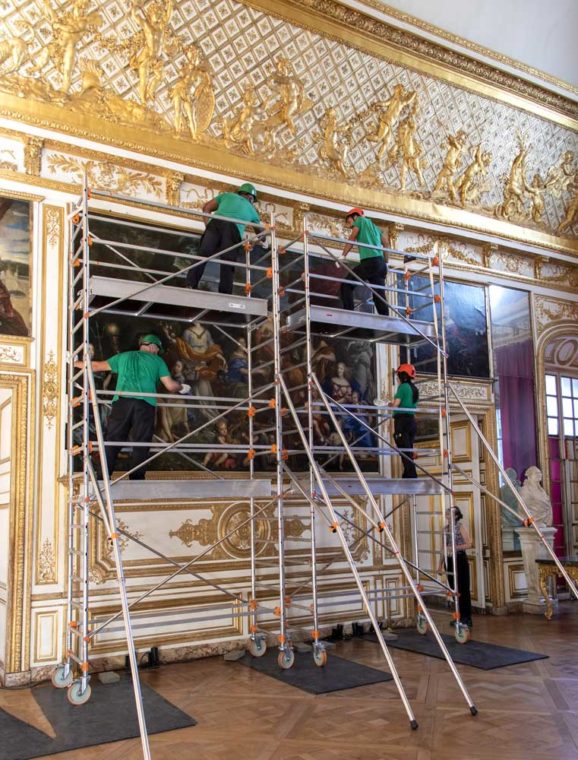 Dépose de tableau à Versailles au moyen d'un échafaudage