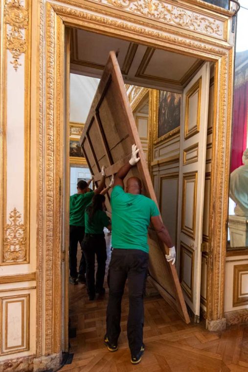 Manutention de tableau de grand format au Château de Versailles