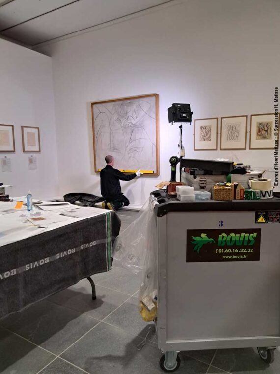 Installation d'une d'un dessin préparatoire Matisse au musée de l'Orangerie