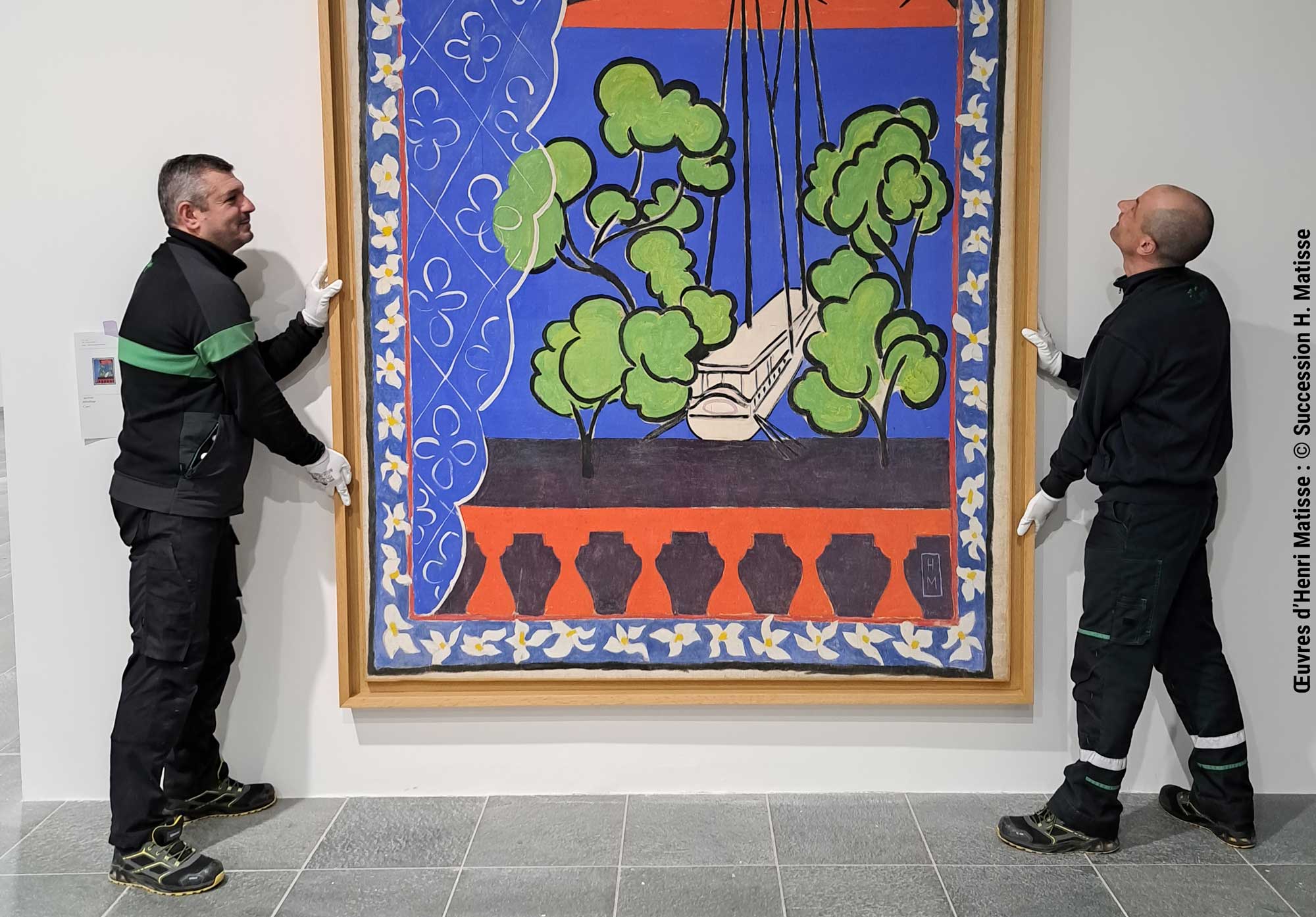 Installation d'une peinture à l'huile de Matisse au musée de l'Orangerie