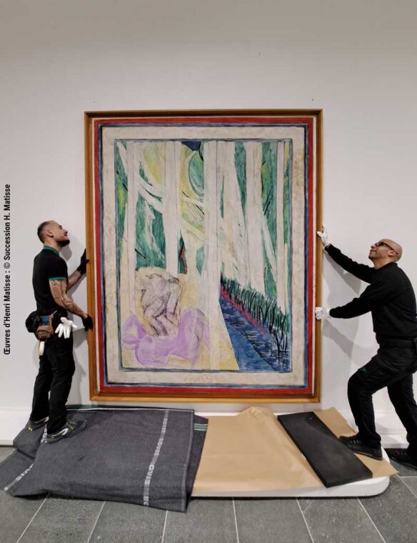 Installation d'une des oeuvres de Matisse au musée de l'Orangerie