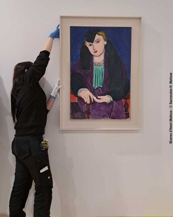 Accrochage d'un tableau de Matisse au musée de l'Orangerie