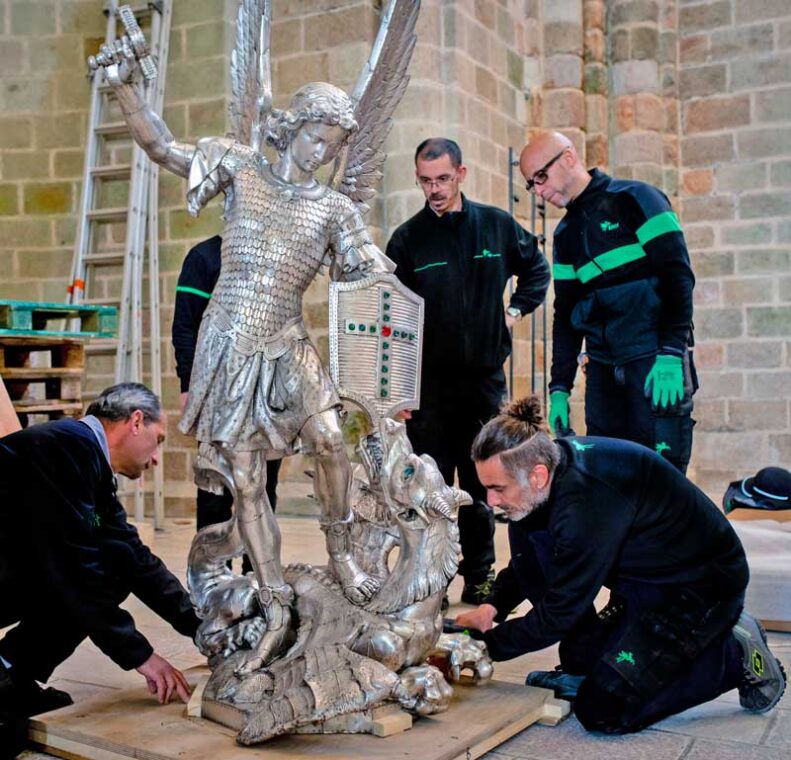 Manutention de sculpture au Mont Saint-Michel en Normandie
