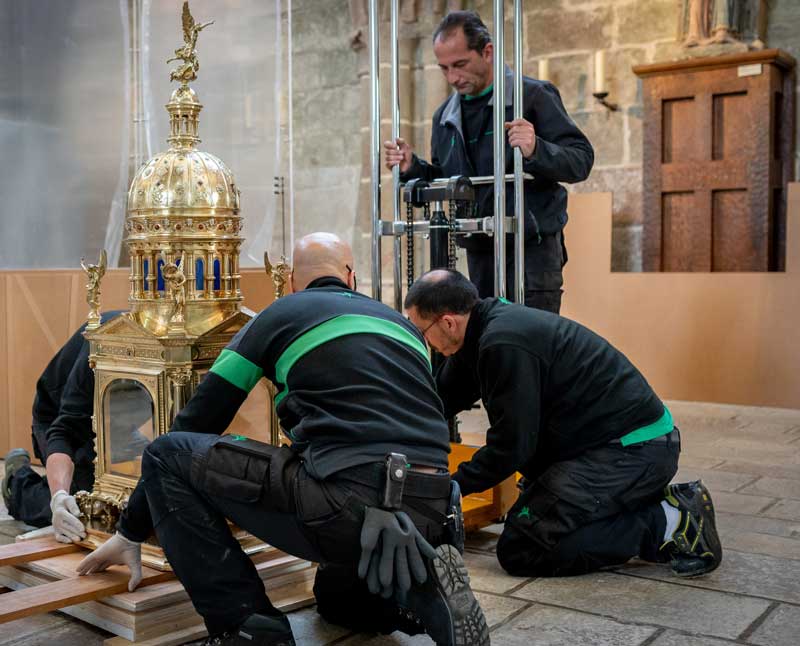 Manutention d'art sacré au Mont Saint-Michel en Normandie
