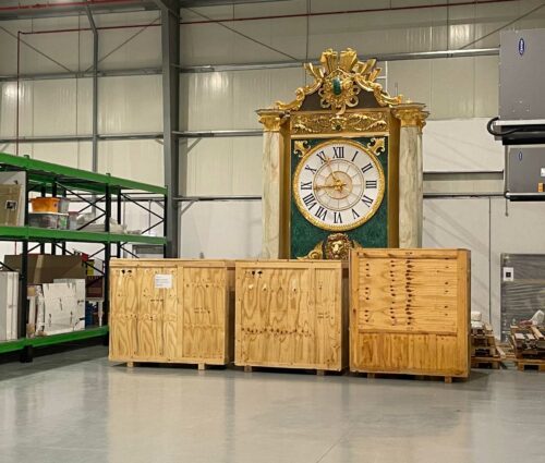 Stockage d'une horloge monumentale à Dubaï