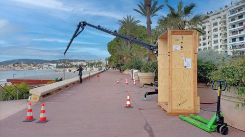 Grutage de sculpture à Cannes