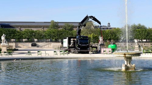 Bovis Fine Art manutentionne et transporte une sculpture du jardin des Tuileries à Paris