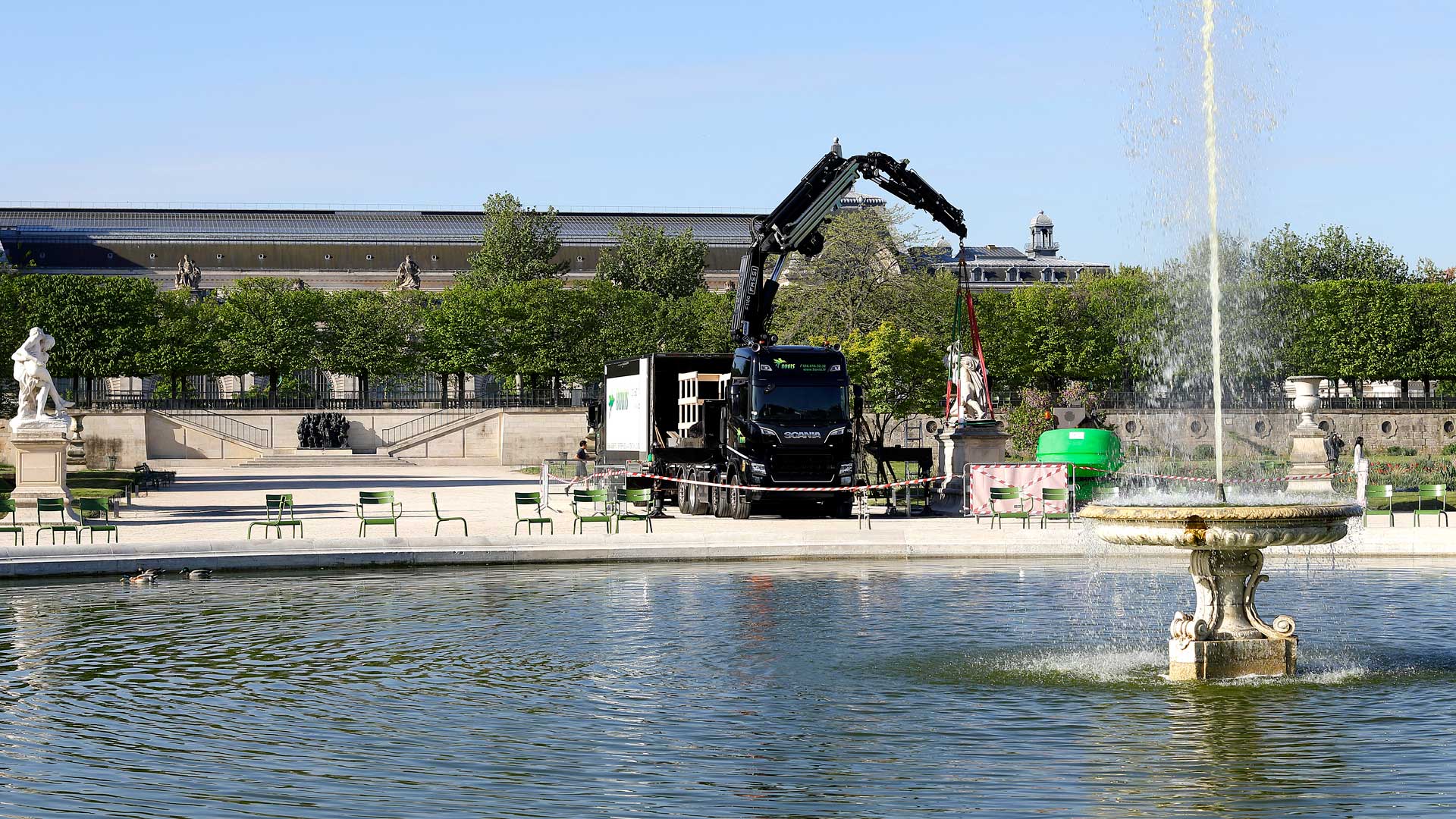 Bovis Fine Art manutentionne et transporte une sculpture du jardin des Tuileries à Paris