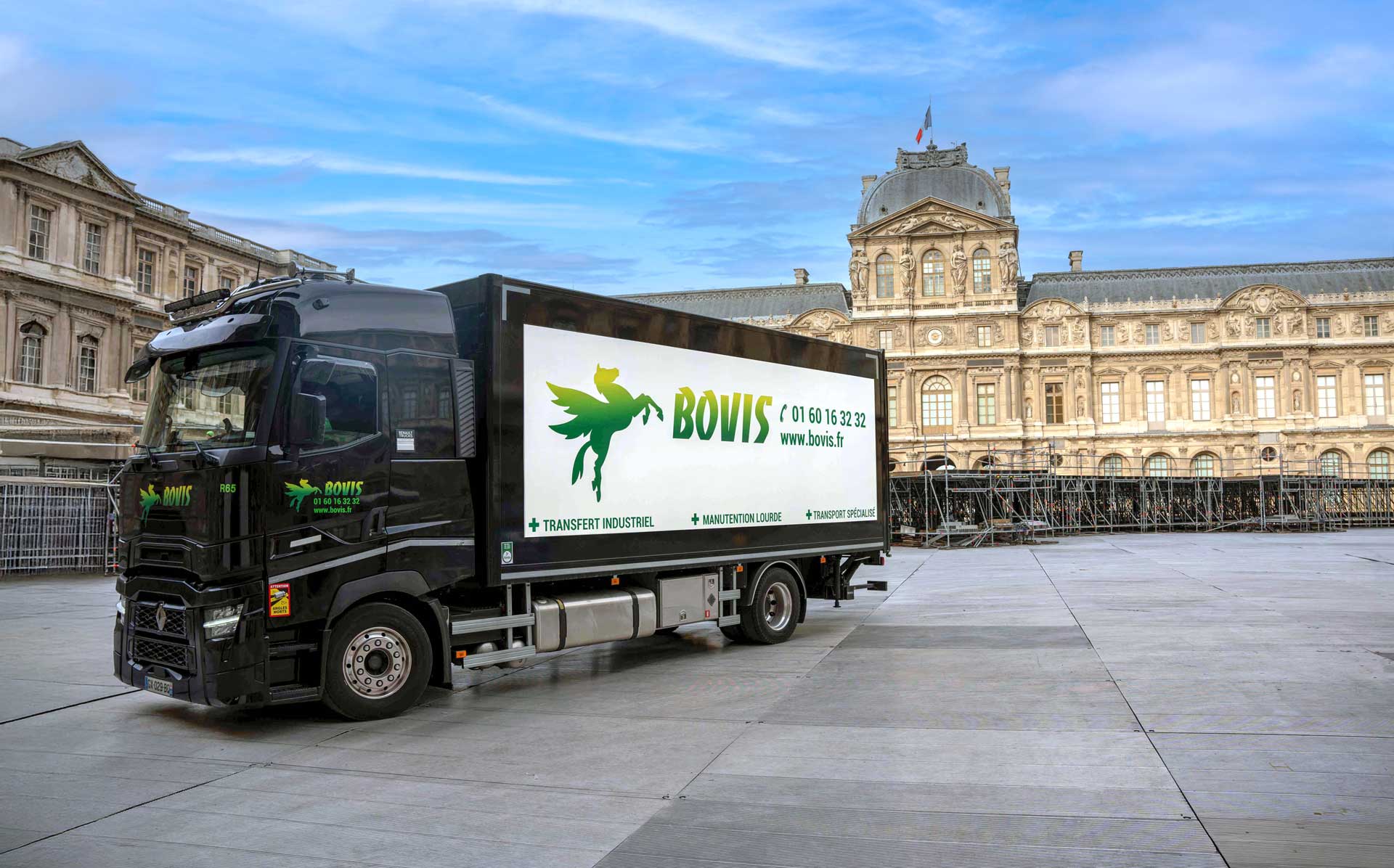Transport d'oeuvre d'art au musée du Louvre à Paris