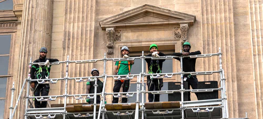 Grutage de sculpture à Paris