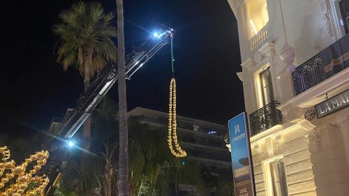 Manutention d'une sculpture à Cannes avec un bras de grue
