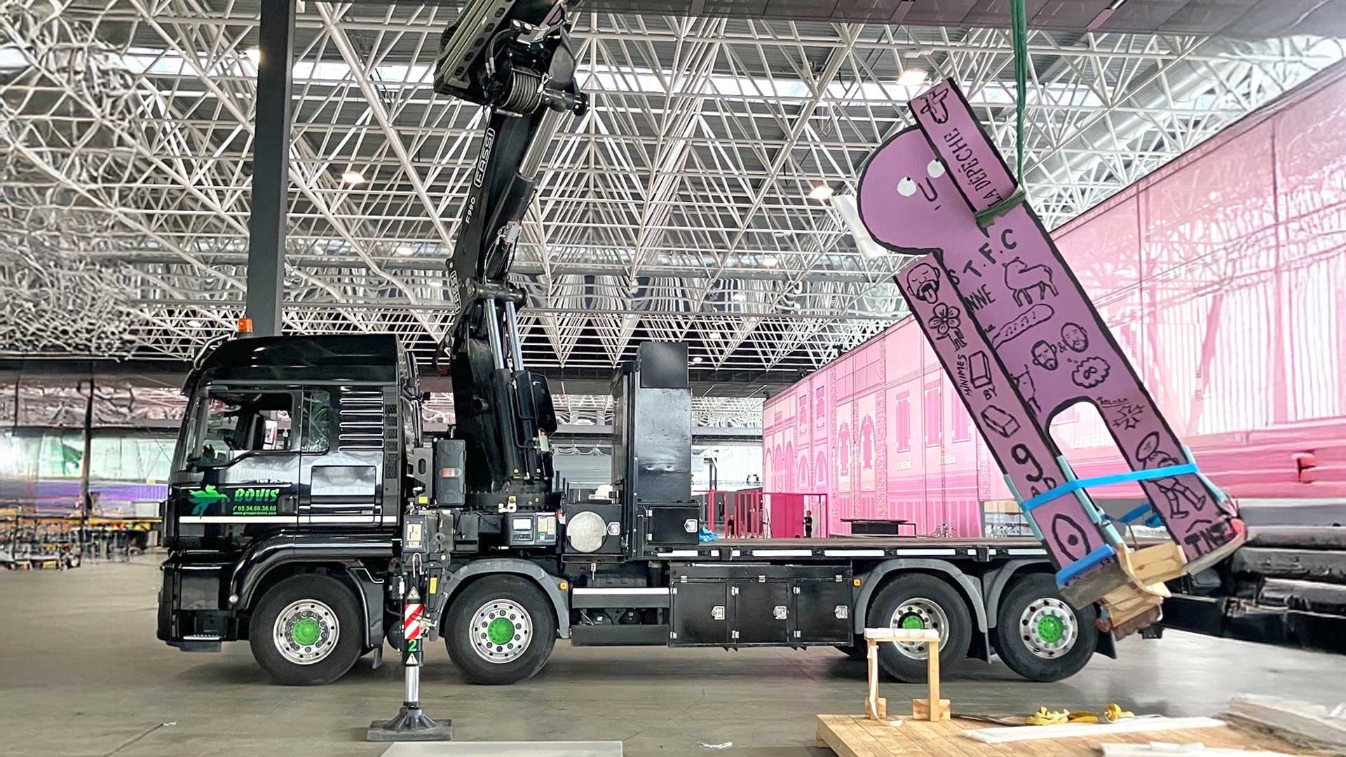 Manutention d'une sculpture à Toulouse