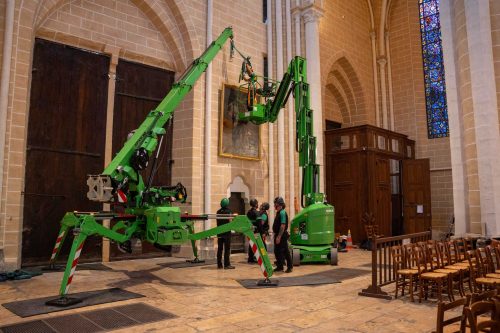 Installation de tableaux à la Cathédrale de Chartres