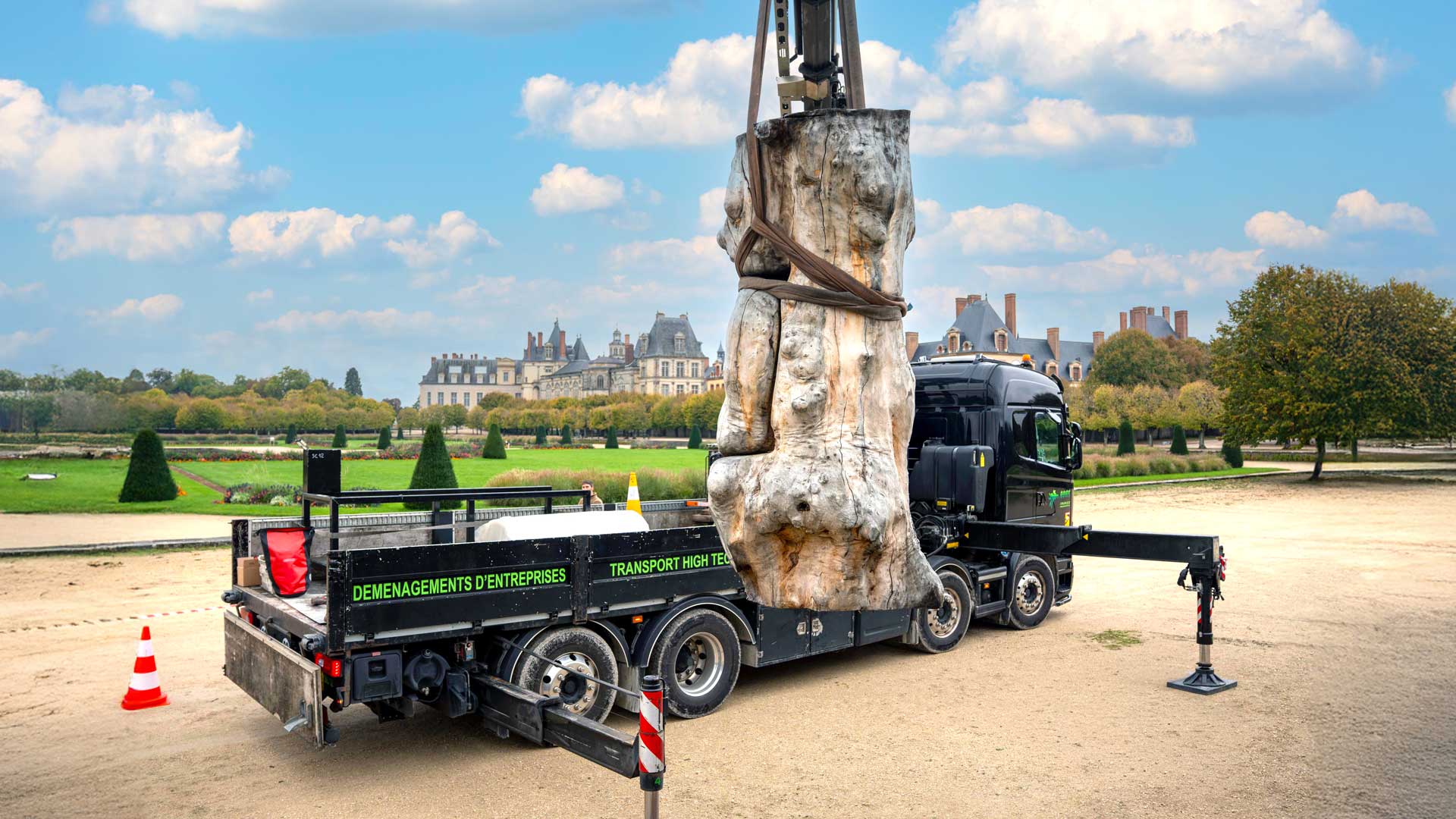 Manutention de sculptures au Château de Fontainebleau.