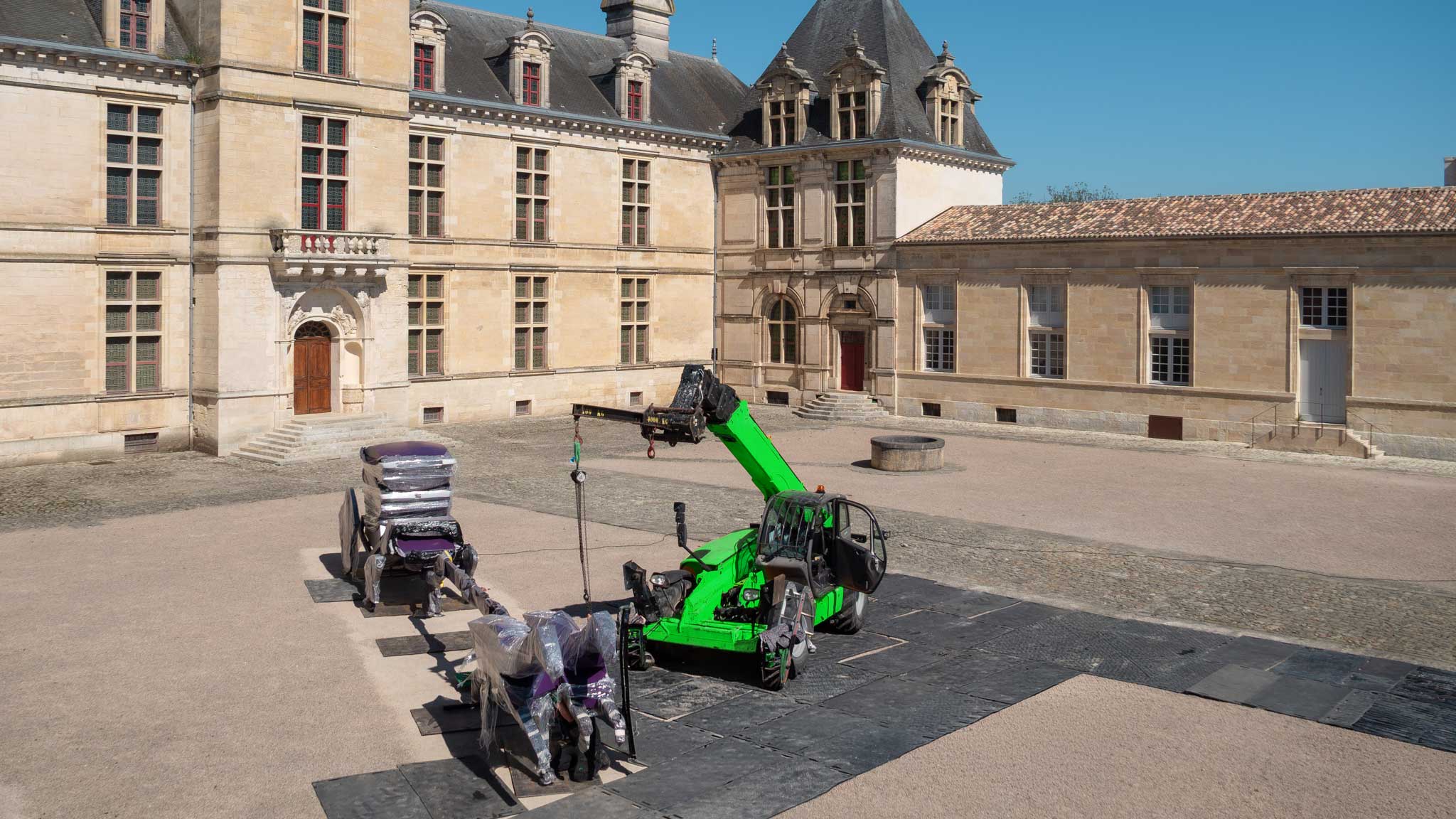 Transport et installation d’une œuvre d’art dans château d’Aquitaine