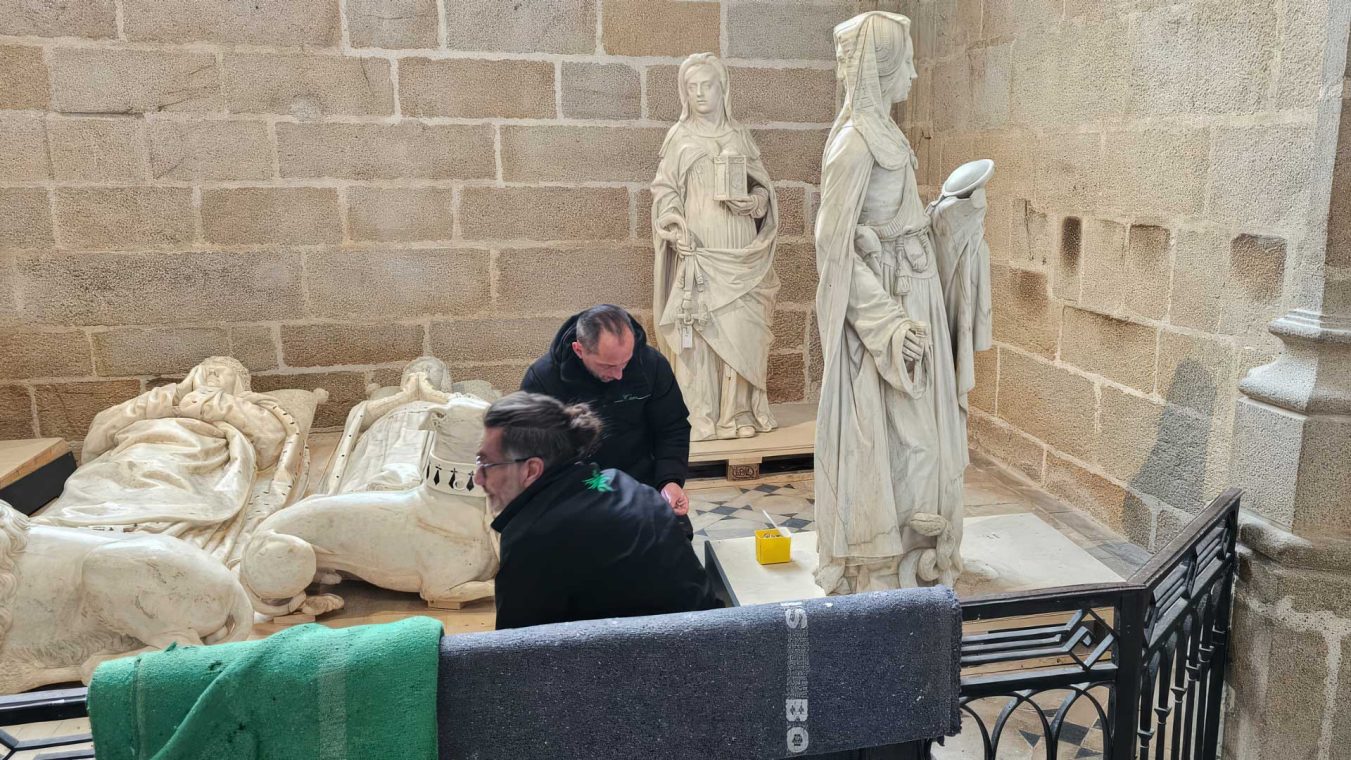 Manutention et transport de sculptures à la cathédrale de Nantes (44)