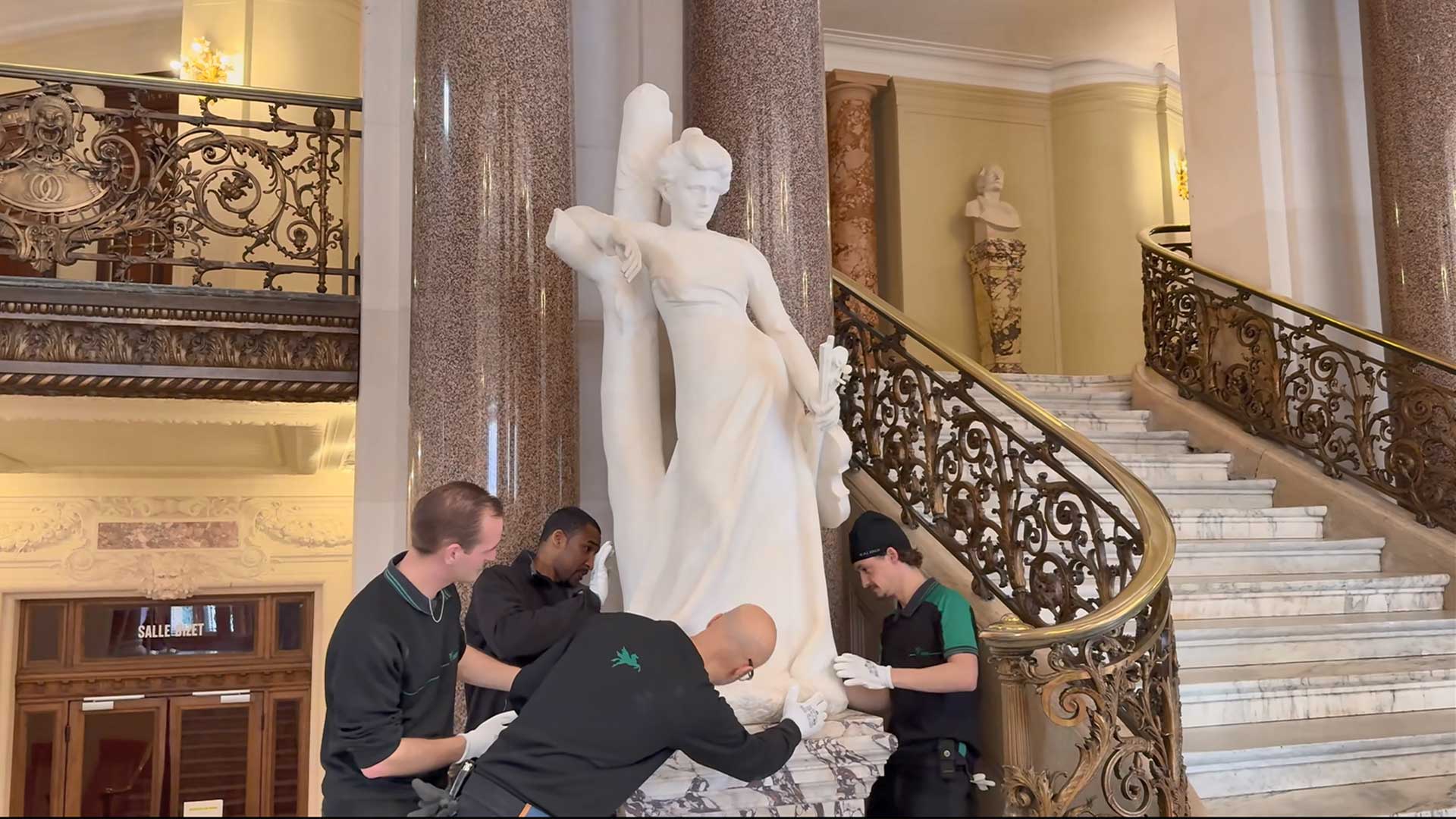 Installation d’une sculpture en marbre d’Alexandre Falguière à l’Opéra-Comique de Paris